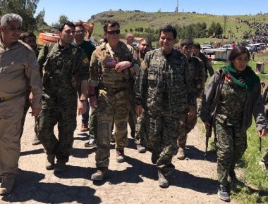 Εξοργισμένη η Ουάσιγκτον από τον τουρκικό βομβαρδισμό κατά θέσεων των SDF - Έστειλαν δυνάμεις στην Derik στην Συρία (βίντεο, εικόνες)